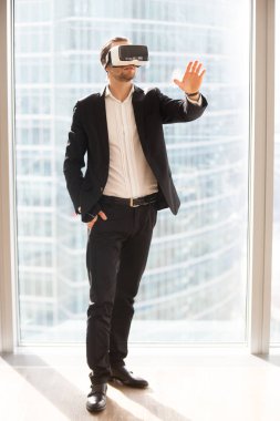 Sanal gerçeklik gözlükle işadamı