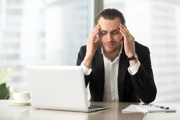 Hombre de negocios cansado que sufre de dolor de cabeza — Foto de Stock