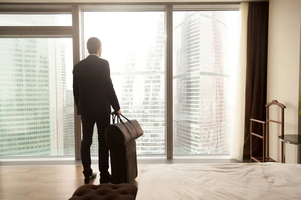 Businessman with luggage ready for business trip — Stock Photo, Image