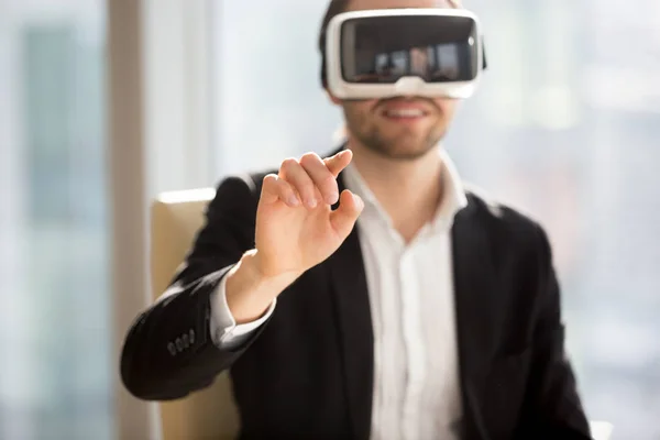 Affärsman fungerar i office augmented reality — Stockfoto