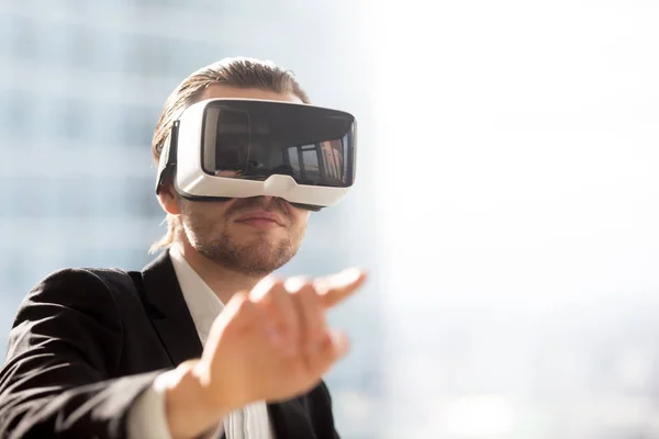 Auricular hombre en realidad virtual con gestos en simulación —  Fotos de Stock