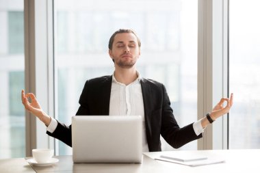 İşadamı meditasyon ile iş stresi giderir