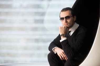 Lüks dairelerde poz başarılı iş adamı