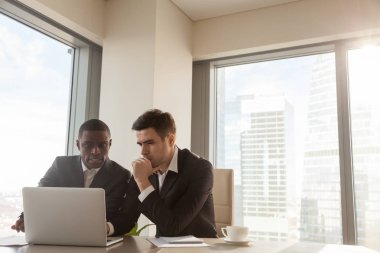 Office, projede tartışırken iki ciddi iş adamları lapt kullanarak