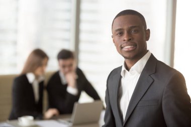 Kameraya, seyir çekici afro Amerikalı işadamı Afrika