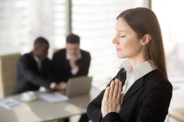 Genç güzel işkadını e ofiste meditasyon sahiptir