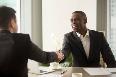 Çekici Afrika işadamı ve beyaz iş ha ortağı