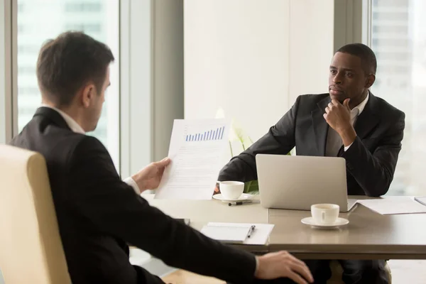 Dos hombres de negocios multirraciales en reunión discutiendo repo financiero — Foto de Stock