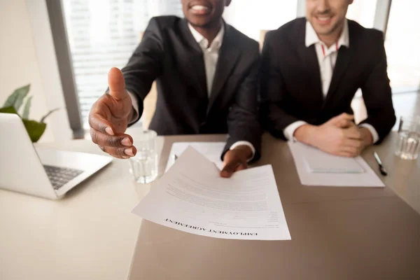 Nahaufnahme eines schwarzen Geschäftsmannes, der Arbeit, Arbeitsvertrag anbietet — Stockfoto