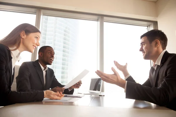 Emocionados reclutadores multiétnicos sorprendidos escuchando a los empresarios — Foto de Stock