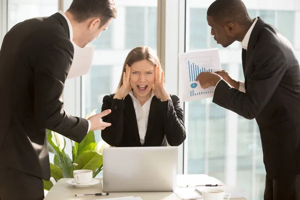 Çığlık, multitasking kızgın overworked işkadını vurguladı — Stok fotoğraf