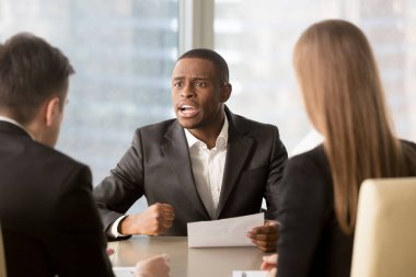 Kart azar yumruk, spazm memnun Afrikalı-Amerikalı patron