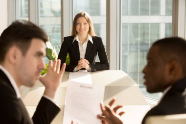 Endişeli gergin işsiz kadın başvuru iş Inte için bekliyor