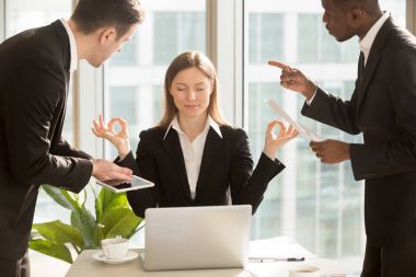 Güzel işkadını işyerinde, meditasyon iş görmezden bir