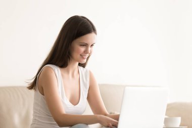 Sevimli gülümseyen kadın evden online iletişim kurar