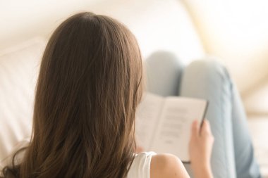 Kadın evde kanepe ilginç bir kitap okuma