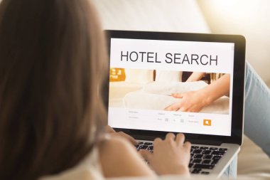 Kadın turist otel bulmak için Web hizmetini kullanmak