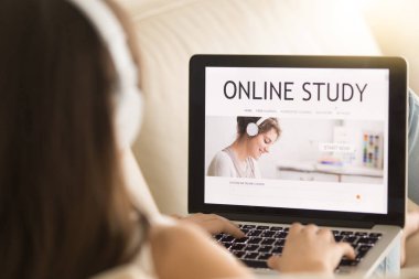 Kadın kendi kendine eğitim için online ders seçimi