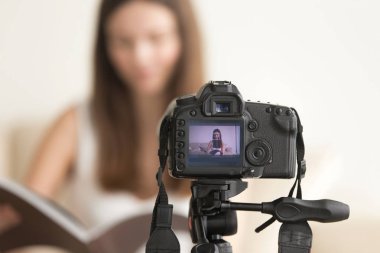 Kadın blogger video kayıt vlog Dslr fotoğraf makinesi