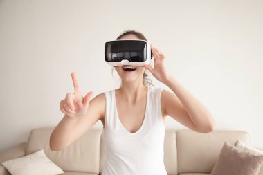 Vr gözlüklü kadın alışveriş online alışveriş yapar.