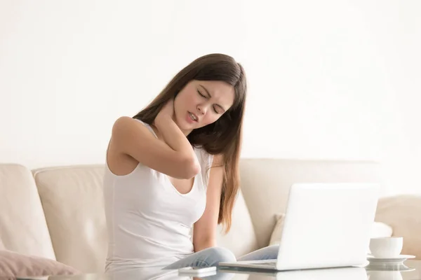 Junge Frau leidet unter Schmerzen im verspannten Nacken — Stockfoto