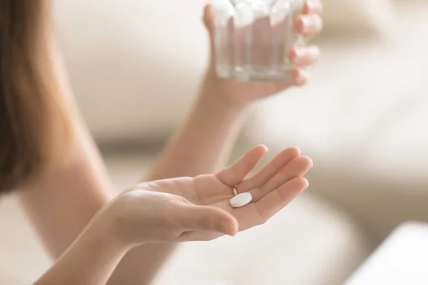 Close up photo of round white pill in female hand — Stock Photo, Image