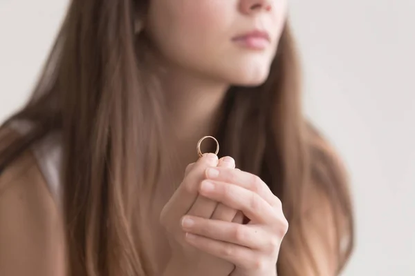 Close up photo of wedding ring in womans hands — Stock Photo, Image