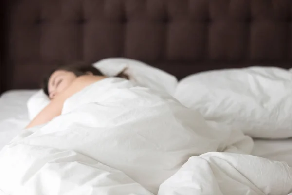 Mujer durmiendo sola en una cama doble grande — Foto de Stock