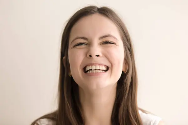 Emotivo headshot retrato de rindo jovem mulher — Fotografia de Stock