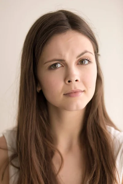 Kopfschuss-Porträt einer skeptischen jungen Frau — Stockfoto