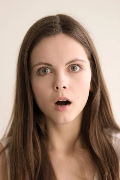 Emotive headshot portrait of stunned young woman — Stock Photo, Image