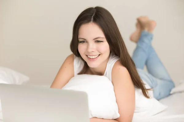 Positive teen girl shopping online in bed at home — Stock Photo, Image