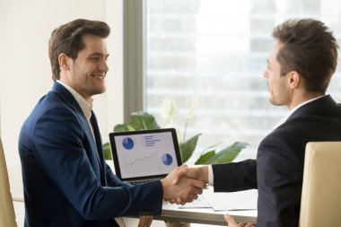 İki ortakları ile fin memnun işadamları el sıkışma, gülümseyen