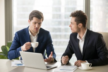 Söz, Ofis Masası laptop coff ile oturan iki iş adamları