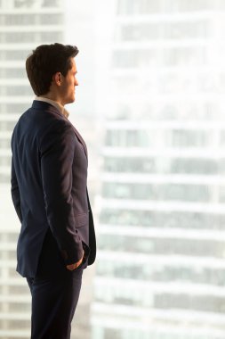 Ciddi iş adamı kaybettim düşüncelerini şehir bu seyir ayakta