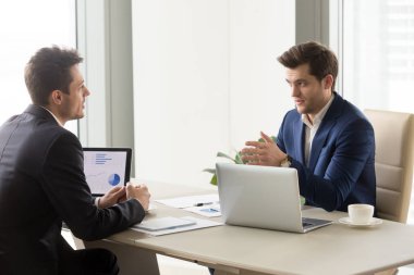 Office proje, tartışırken ciddi işadamları char analiz