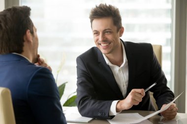 İki gülüyor, eğleniyor otobüs sırasında pozitif işadamları gülümseyen
