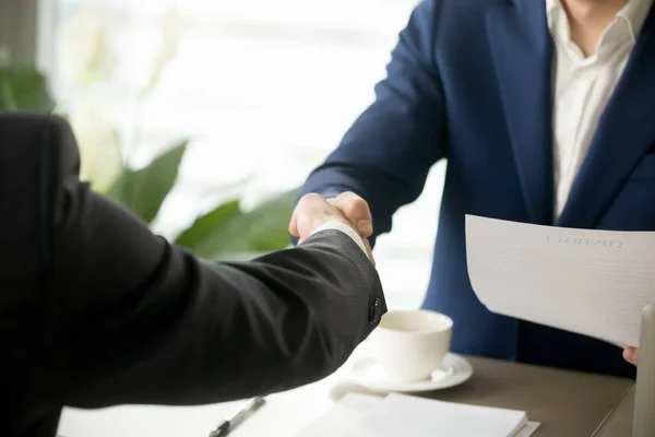 Fechar o negócio aperto de mão, mãos masculinas tremendo após a assinatura — Fotografia de Stock