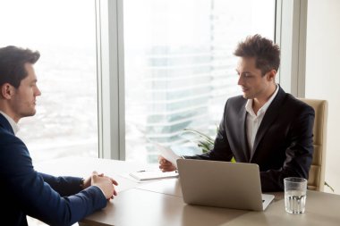 İşveren iş sırasında devam erkek başvuru sahibinin gözden odaklı