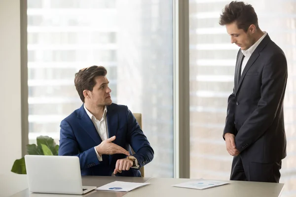 Subordinate receiving reprimand from boss for being late, missin — Stock Photo, Image
