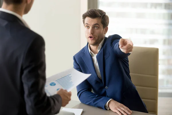 Furious boss firing incompetent employee, dissatisfied with bad — Stock Photo, Image