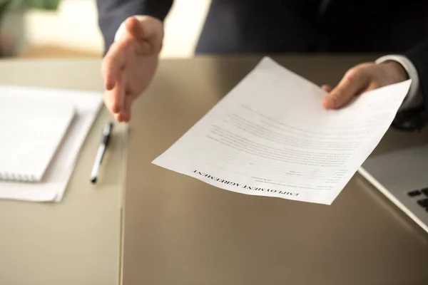 Empregador oferecendo emprego, empresário estendendo contratos de trabalho — Fotografia de Stock