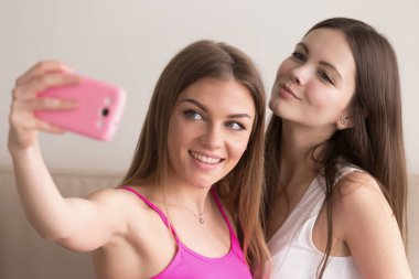 İki genç kadın selfie cep telefonu ile fotoğraf çekmek