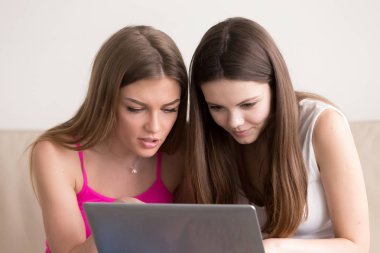 İki arkadaş seçimi ürünler online mağaza