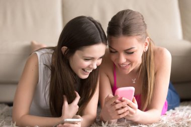 Kız cep telefonu üzerinde komik fotoğraflar paylaşımı