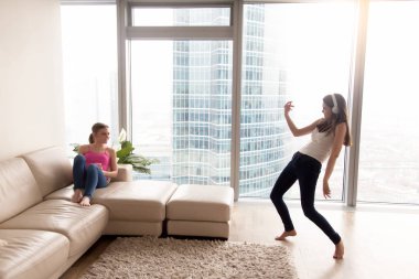 Kız arkadaşlar evde müzik dinleme sırasında eğlenmek