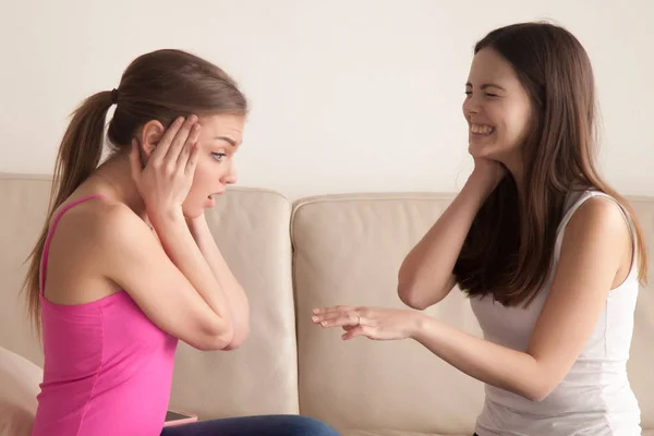 Gelukkige vrouw toont haar verlovingsring naar vriend — Stockfoto