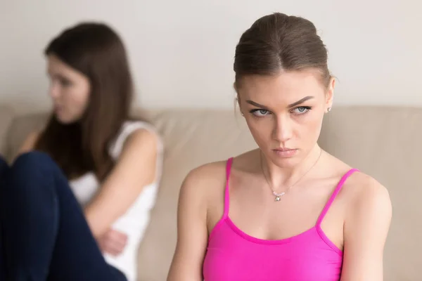 Mürrische Frau sitzt neben beleidigter Freundin — Stockfoto