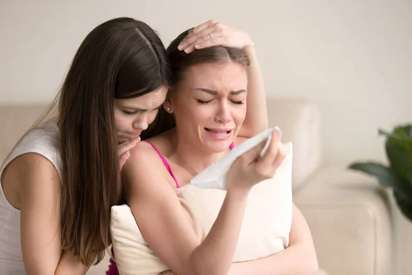 Jonge vrouw probeert te troosten huilende vriendin — Stockfoto