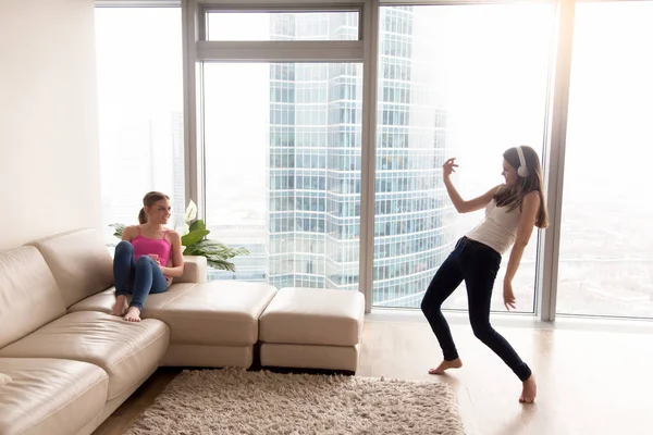 Kız arkadaşlar evde müzik dinleme sırasında eğlenmek